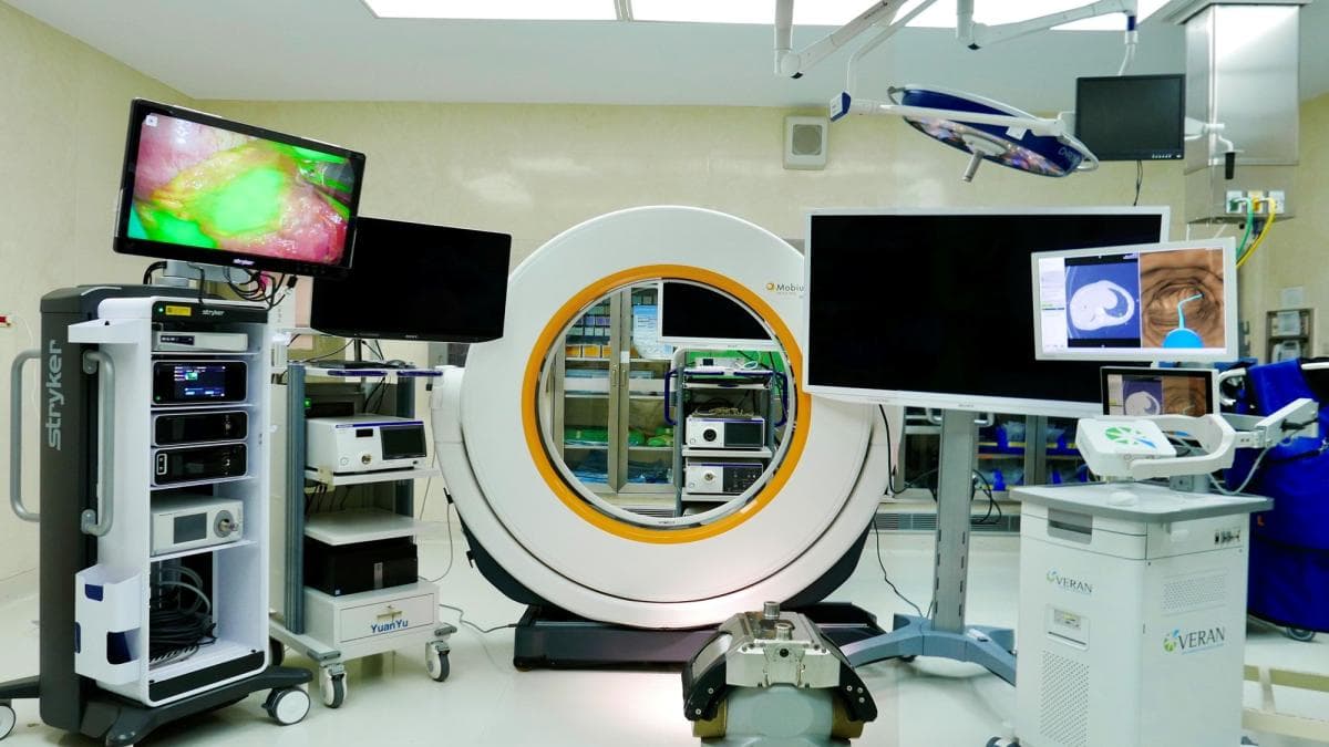 https://api.snq.org.tw/storage/insights/03中間白色的圓形儀器是移動式電腦斷層掃描儀方便移動能讓一般手術室瞬間變成複合式手術室照片提供北榮胸腔.jpg